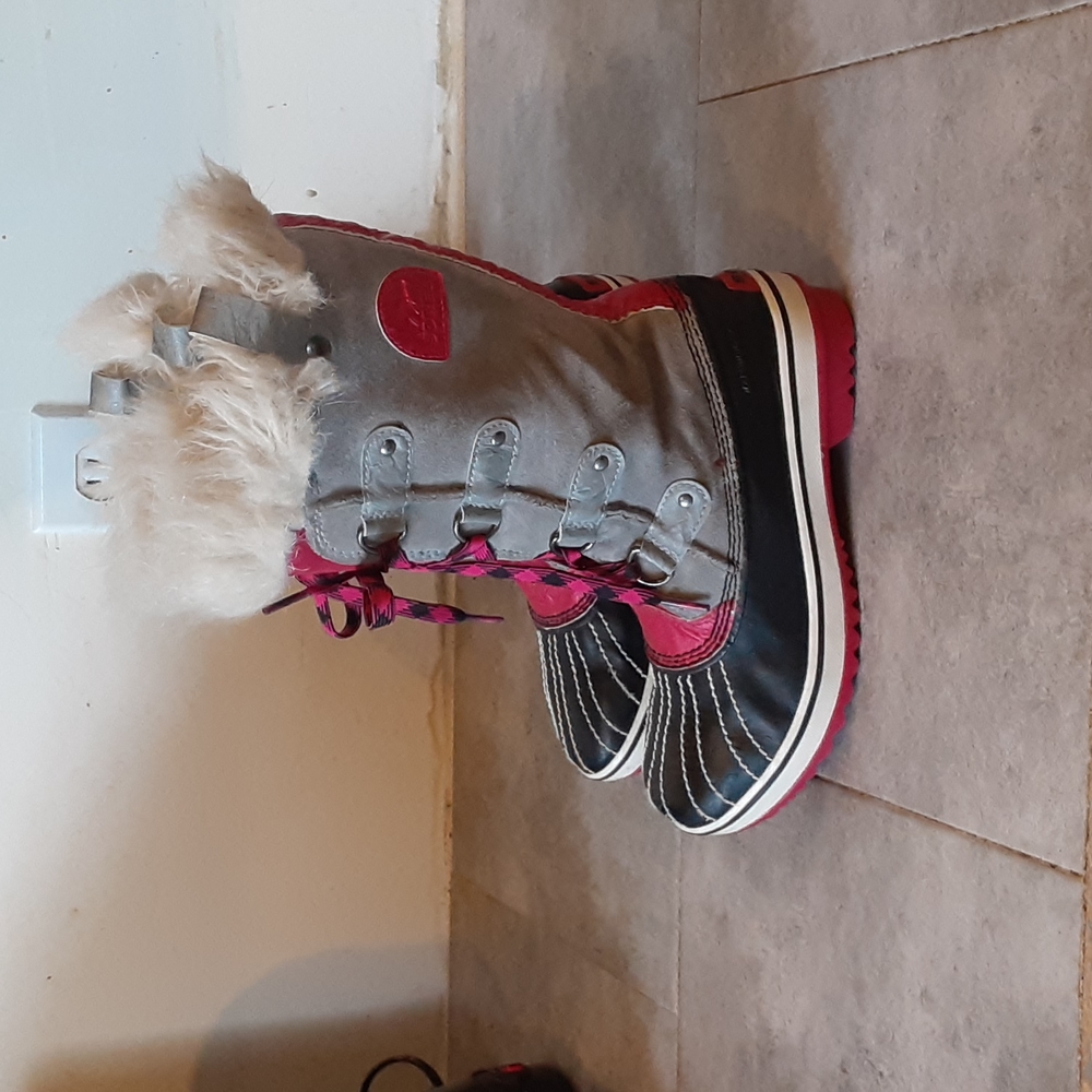 SOREL  BOOTS  SIZE  4